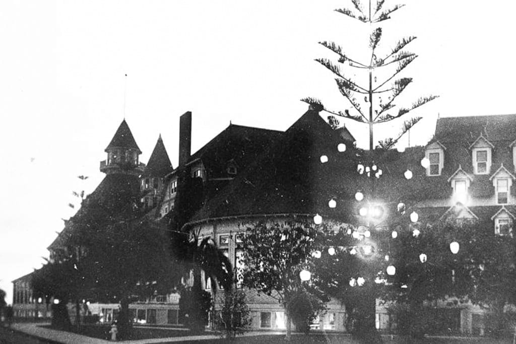 1904 - World's first electrically lit, outdoor Christmas tree